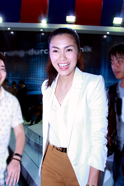 Dù[-]khá[-]mệt[-]mỏi[-]vì[-]chuyến[-]bay[-]nhưng[-]ngọc[-]nữ[-]của[-]màn[-]ảnh[-]Việt[-]cười[-]tươi[-]trước[-]sự[-]đón[-]tiếp[-]của[-]nhiều[-]vị[-]khách[-]và[-]khán[-]giả.